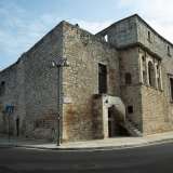 Costruito nel 400 sui resti di una pi� antica fortezza normanno-sveva, fu pi� volte ristrutturato, fino a quando venduto dai Sagarriga Visconti ai De Ruggiero, nel 1764 gli fu donato l�aspetto fortificato attuale